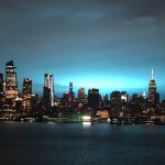 درباره نور آبی درآسمان نیویورک